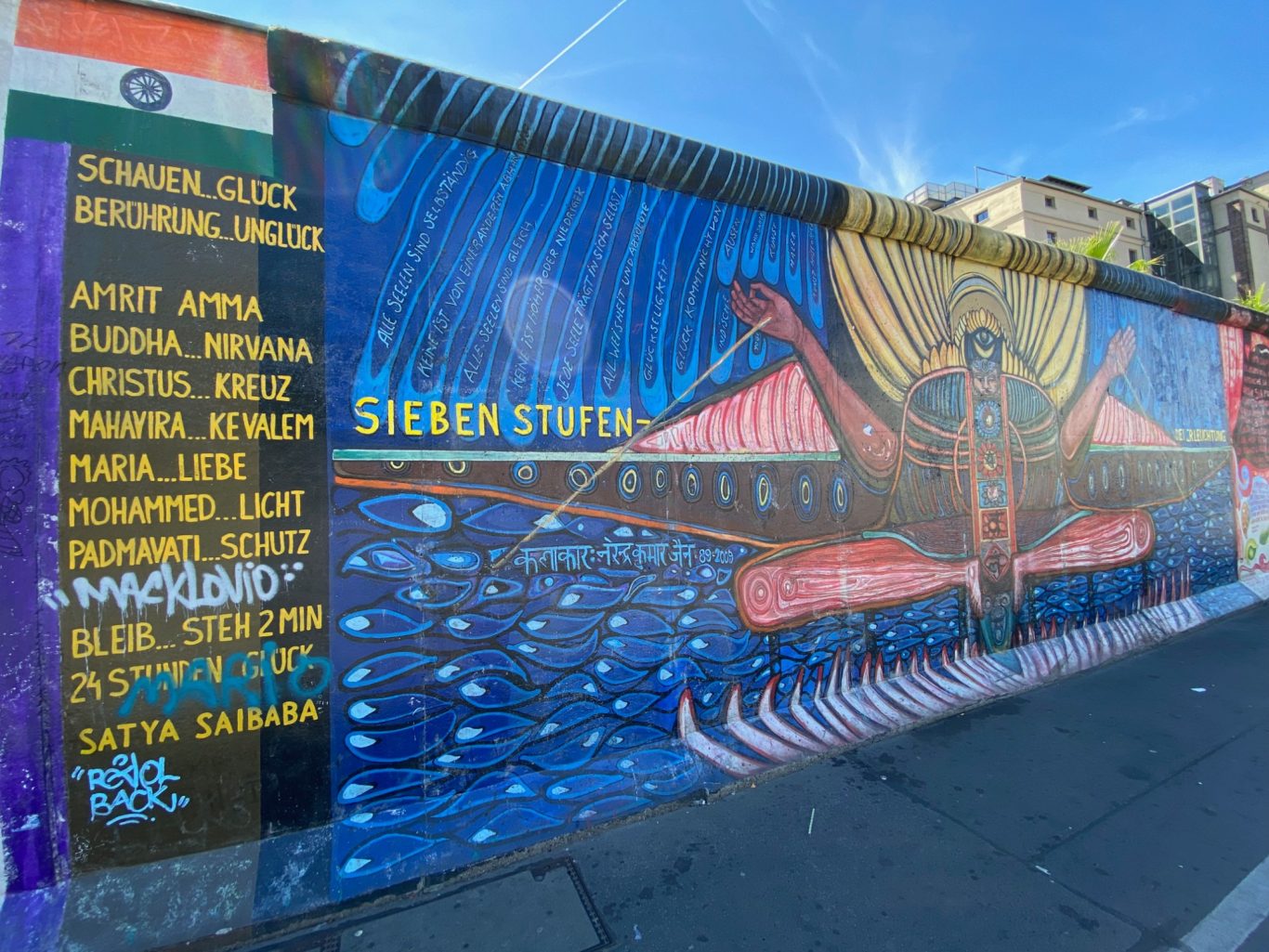 Die sieben Stufen der Erleuchtung (The Seven Stages of Enlightenment) Vibrant mural featuring a large bird with cultural motifs and bold text alongside Indian flag.