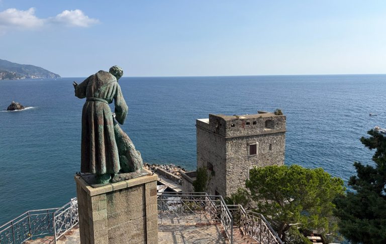 Statue of San Francesco d'Assisi with the wolf of Gubbio
