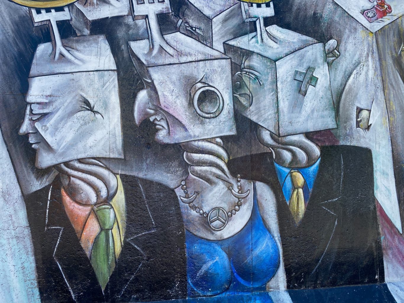 Bananenwendehälse (Banana Turning Throats) Abstract artwork of three figures with cube-shaped heads and spiral necks, wearing suits.