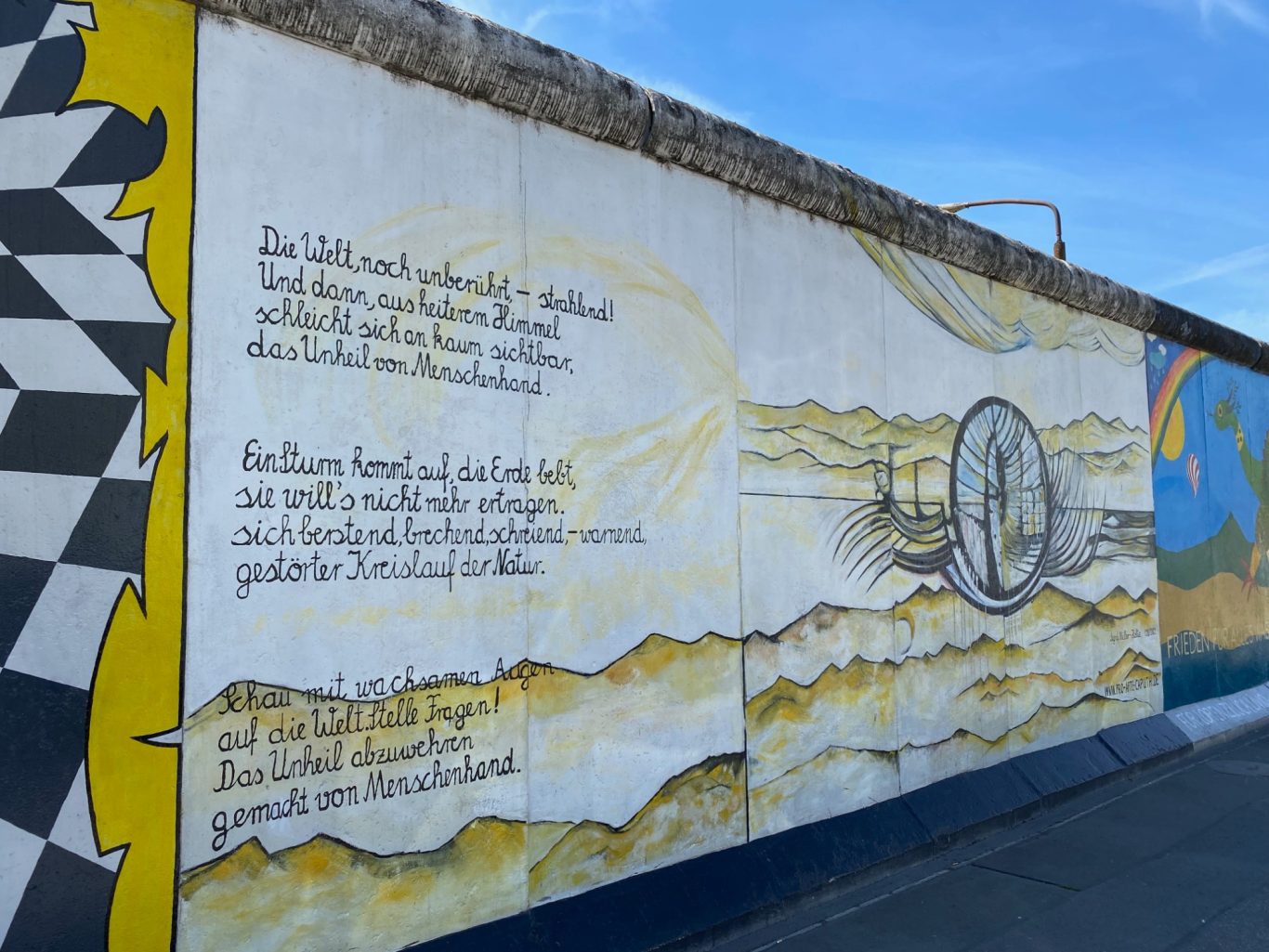 Gemischte Gefühle (Mixed Feelings) Mural featuring text and abstract designs against a bright blue sky.